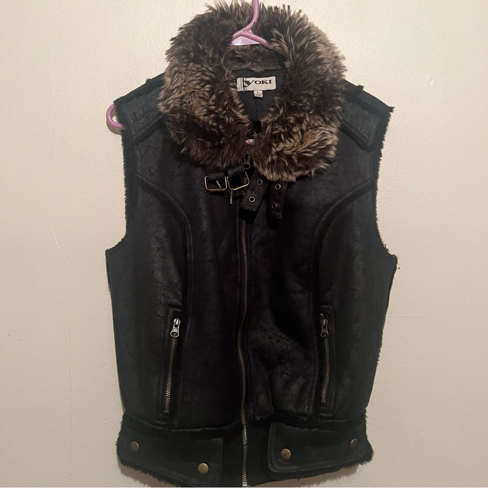 Black sleeveless Vest- size Large